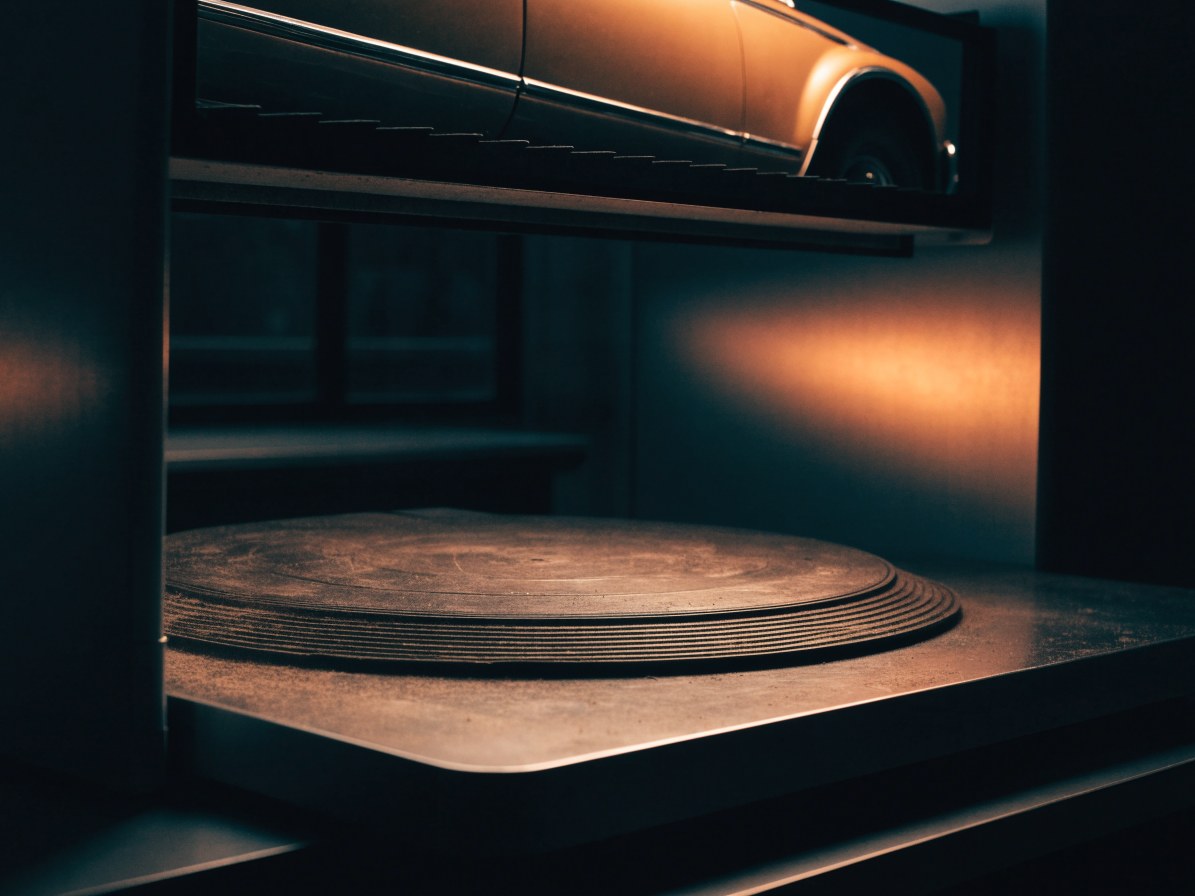 Farbgestaltung an einem Filmstill klassischer Automobile